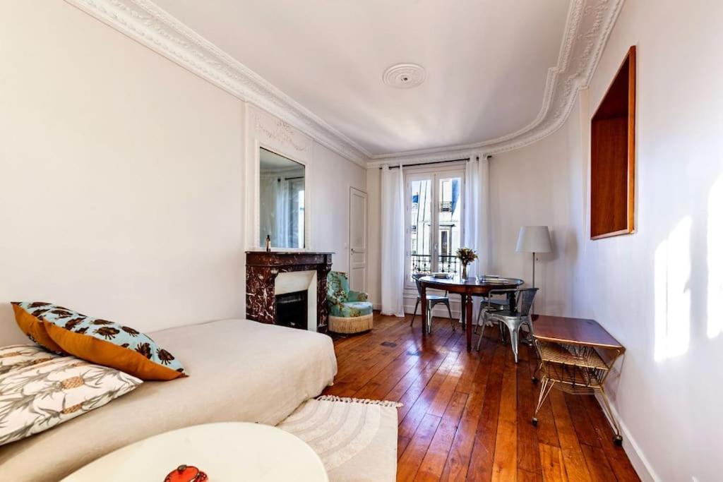 Charmant Appartement Au Coeur De Париж Екстериор снимка