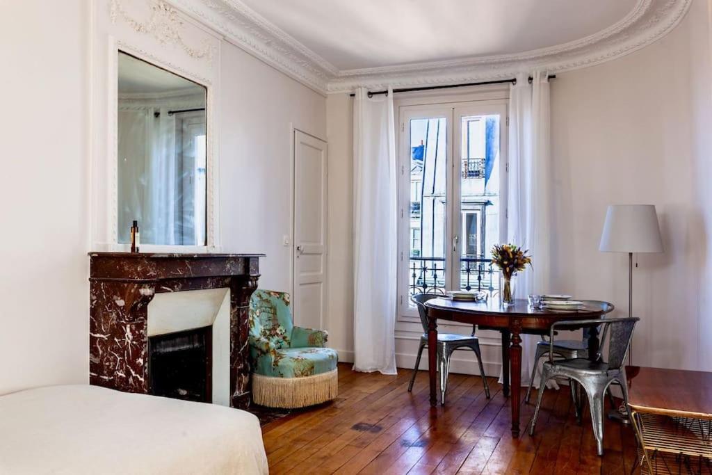 Charmant Appartement Au Coeur De Париж Екстериор снимка